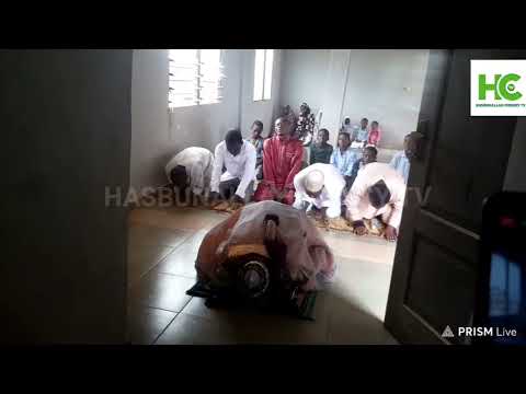 sheikh Imam musah atiyyatullah lead zuhur prayers at sheikh hasbunallah ciessy  house