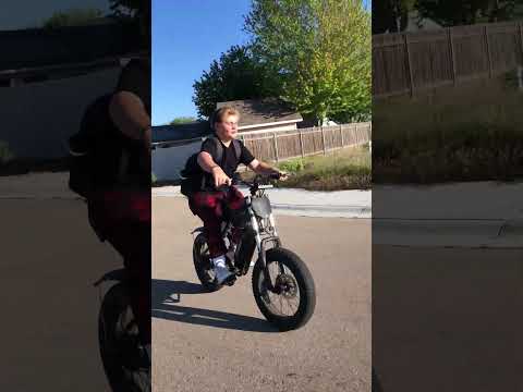 Friends learning how to wheelie rid star q20 #ridstar #ebikes #q20 #wheelie #fyp