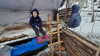 Bushcraft Bunkbed Winter Camping Trip (Building a Winter Survival Shelter)