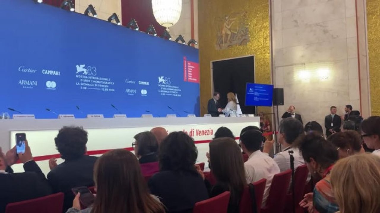 Venezia 83, applausi per i premiati in sala stampa. Il Leone d'oro a May el-Toukhy