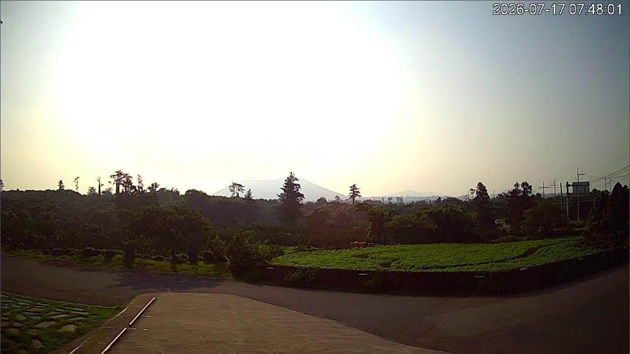 Live webcam view of Geumoreum Countryside View