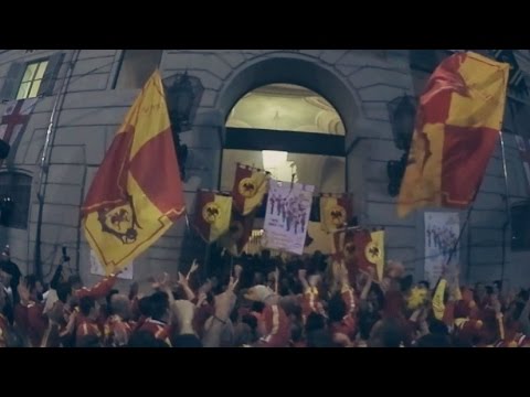 Diavoli festeggiano in piazza - 4K 360° - Carnevale Ivrea 2017
