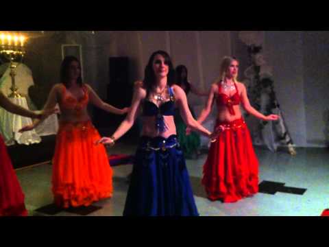 Elever från Dansöz uppträder med magdans!