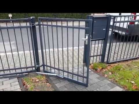 Tür mit Hebemechanismus und Türschließer