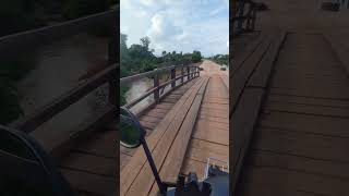 Download lagu Mengendarai sepeda motor melintasi jembatan kayu mp3 Download lagu Mengendarai sepeda motor melintasi jembatan kayu mp3