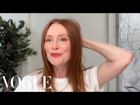 Julianne Moore's Guide to Flattering Makeup for...