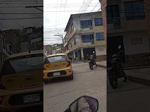 bueno aquí vamos Recorriendo las calles de guateque boyaca un poco empinadas🏭🏢⛪⛪🚛👍👍