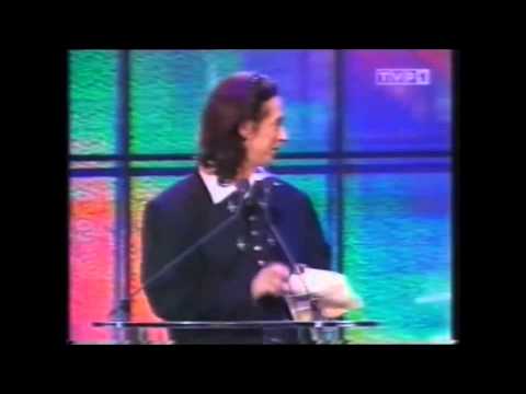 Jan Borysewicz wręcza nagrodę zespołowi O.N.A (1996) [Fryderyki]