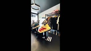 Vídeo de Expositor de Tênis ADDS