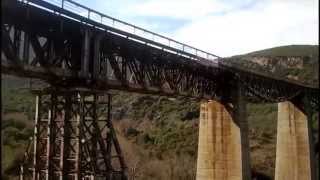 preview picture of video 'Excursion train at Gorgopotamos  bridge. 2014 / Διέλευση τρένου από την  γέφυρα του  Γοργοποτάμου.'