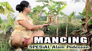 Download lagu Mancing ikan di sungai air dangkal kampung pedesaan yang indah mp3