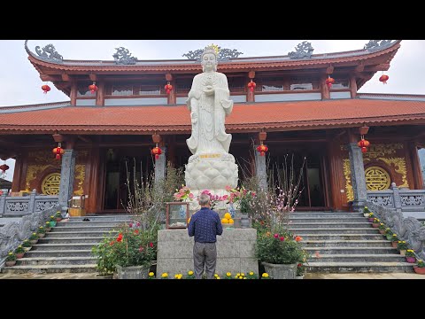 The old man went on a solo spring outing and visited a temple to pray.