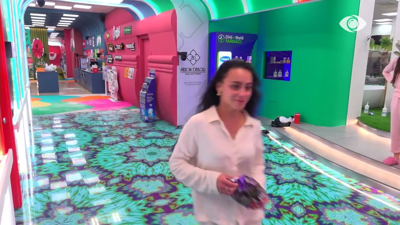 Momente gazmore/ Gjesti kërcen pasi u hodhi miell, Egli vrapon pas tij