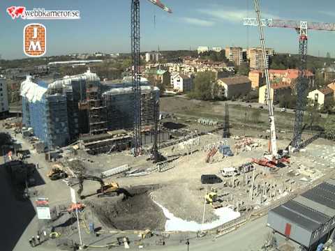 Byggfilm: En byggkran monteras vid JMs byggprojekt i Frösunda Park, Solna