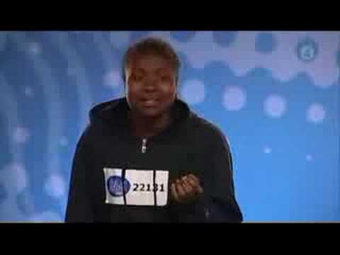 skön tjej som sjunger falskt