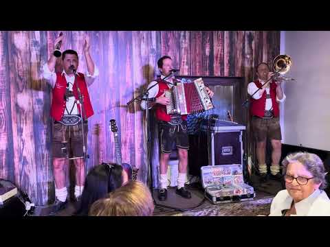 Oktoberfest im Landcafe Kern mit den Filzmooser Tanzlmusi — 12.10.2024 —  3. Ausschnitt.