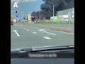 Busje bij tankstation vat vlam
