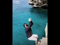 Sharks eat while diving