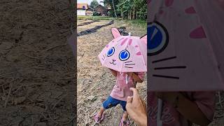 Download lagu Inayah's umbrella got hung up by Mang Oim😂😂😂 mp3