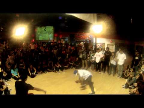 SW BBOY MASSACRE  KID GLYDE DYNAMIC ROCKERS) VS SHADOE (ROCK STEADY CREW) FOOTWORK EXHIBITION