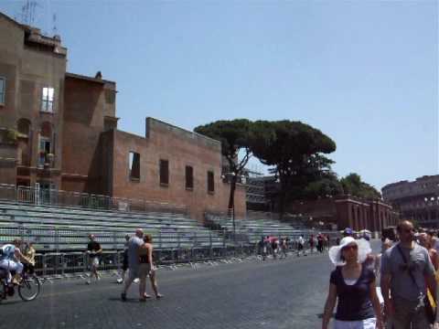 Via dei Fori Imperiali em Roma, Itália