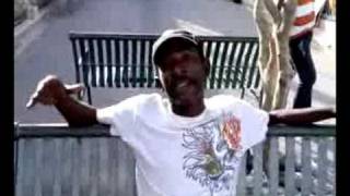 simpatico cubano canta una canzone di vasco rossi:laura