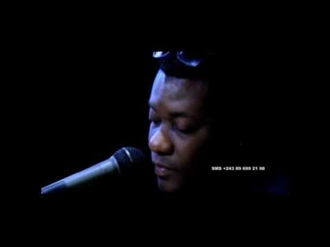 SwiZ Dondy sur la scène d'Acoustik Live. il décortique et interprète