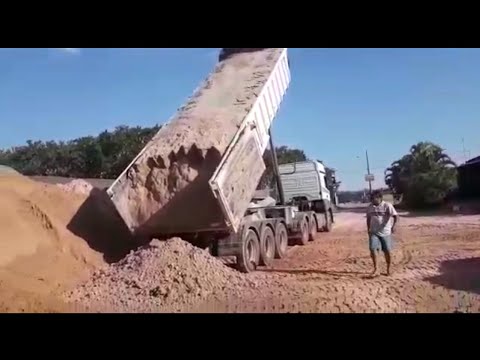 QRA ADRIANO. areia thaior pura bucha. areia quaior. carreta caçamba descarregando areia fina. perigo