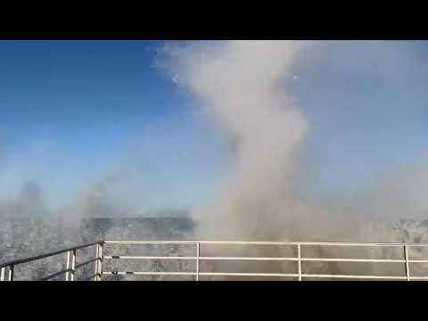 Molo w Kołobrzegu - fale zalewają pomost