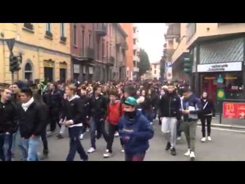 Migliaia di studenti in corteo a Saronno