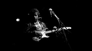 Bob Dylan  Maggies Farm - Bob goes from adoration to villainy in one short song    Newport 1965