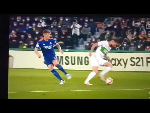 Tarjeta amarilla a Kroos, a medio metro de jugador del Elche