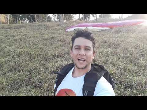 pulando do morrinho de parapente