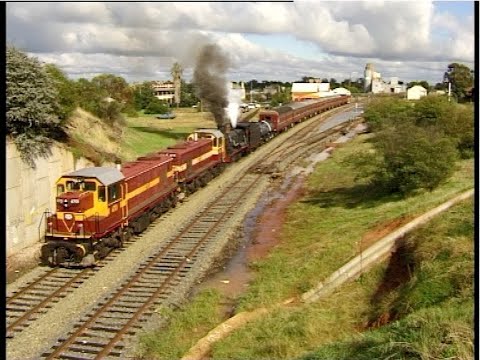 Australian diesels 4701, 4716 & steam locomotive 5367 - Griffith to Goondah  - April 1999