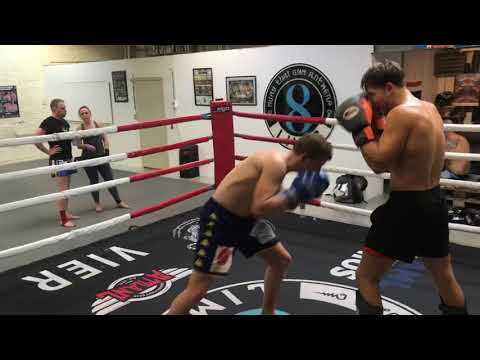 Kickboxer vs boxer sparring