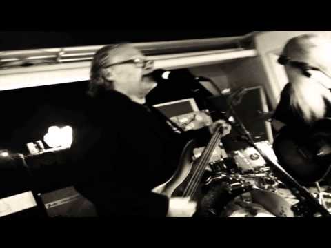 Give me a sign  Lasse Lindbom & The Husbands feat Nilla Nielsen