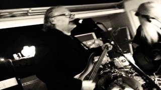 Give me a sign  Lasse Lindbom &amp; The Husbands feat Nilla Nielsen