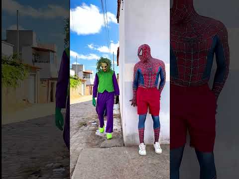 ¡El Hombre Araña le da un susto gracioso al Guasón malvado 🤣 #spiderman #shorts