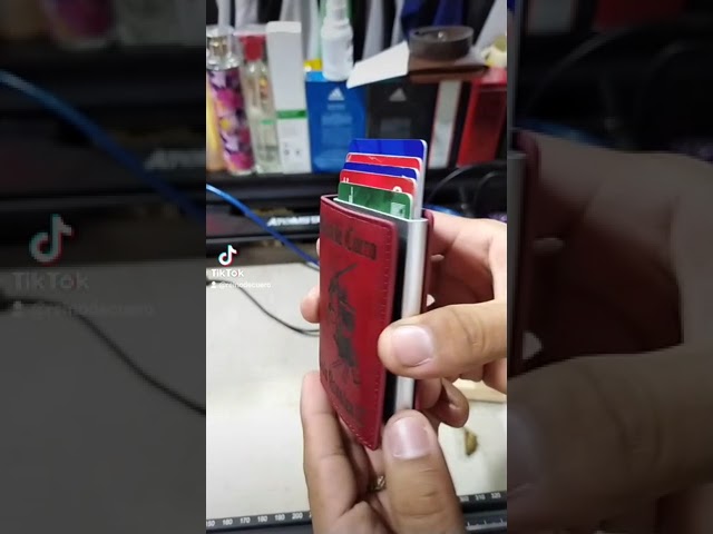 Vídeo relacionado con Cuero de búfalo Motero Monedero con Cadena metálica con Calavera Motivo con Bloqueo RFID y NFC (Gris Vintage)