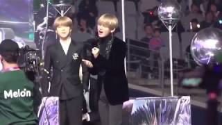 Download lagu BTS (방탄소년단 ) V REACTION FOR 'BEST OST ' NOMINEES - V & JIN @ MELON MUSIC AWARDS 2017 mp3