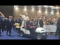 Il Papa accolto come una star al Villaggio Ragazzi del Meeting