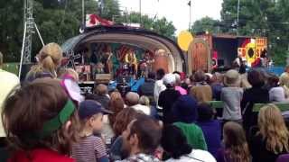 "Vi cyklar runt i världen" av Nationalteatern i Koldolmar och kalsipper. Stockholm 19 juni 2013.