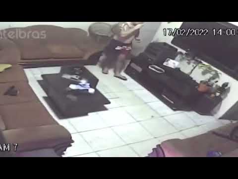 Veja o momento em que cigarro eletrônico explode na boca de cantor