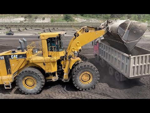 Caterpillar 990 Wheel Loader Loading Coal On Trucks - Ektor Ate