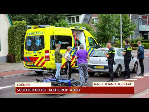 Scooter botst achterop auto in Loenen