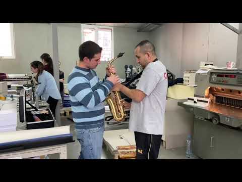 Vreau sa învăț sa cant la saxofon