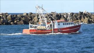 preview picture of video 'Yamba - A prawn trawler off to work.'