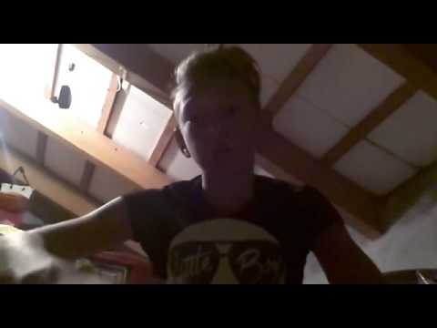 Pippo il clown cerca di non ridere