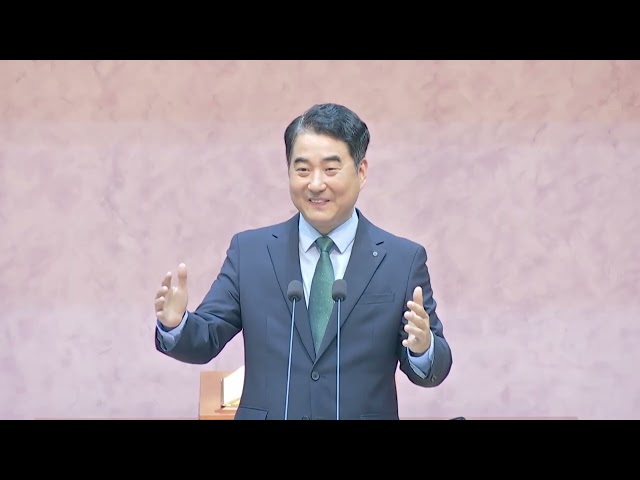 한 손에는 사명을, 한 손에는 병기를