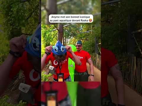 Anyme met son bonnet iconique au parc aquatique